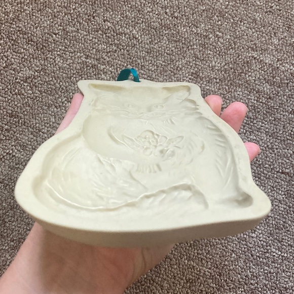 Brown Bag Cookie Art Vintage Whimsical Cream Cat Ceramic Hanging Art 1983 - Picture 5 of 6